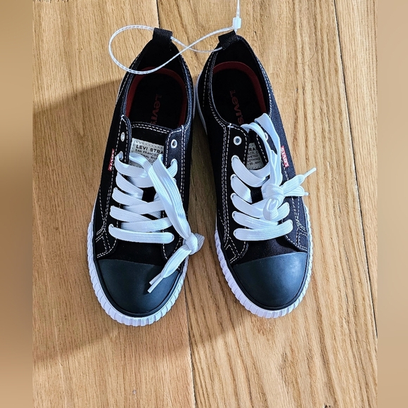 New Levi's Women's Low-Top Black Canvas Sneakers – Size 7 US (EU 38, UK 4.5) - Picture 2 of 8